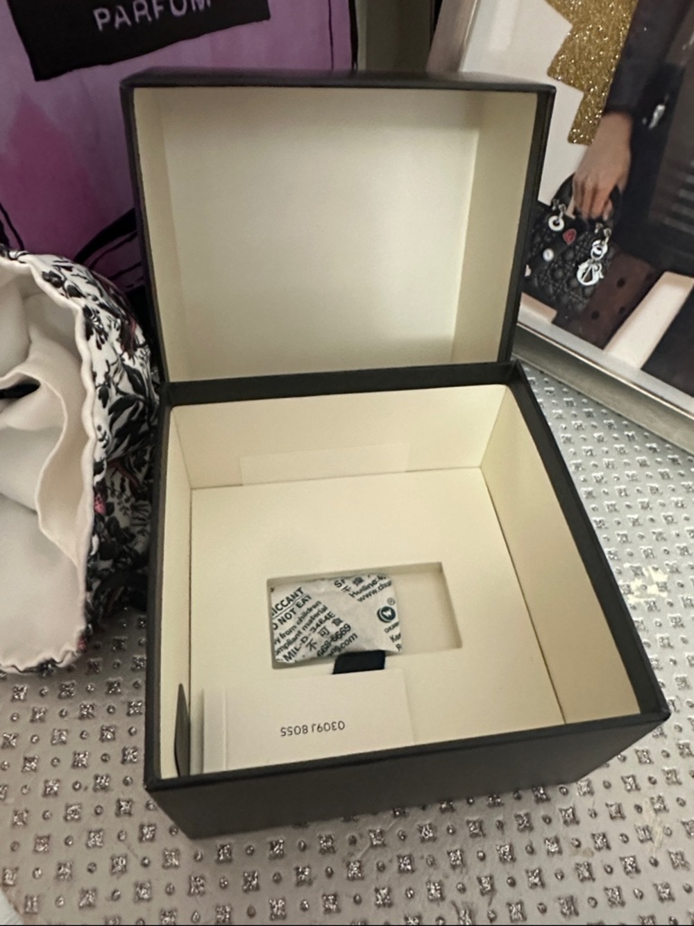 Gucci Black and White Decorative Box and dust bag with Pink Snake Motif - Picture 4 of 5